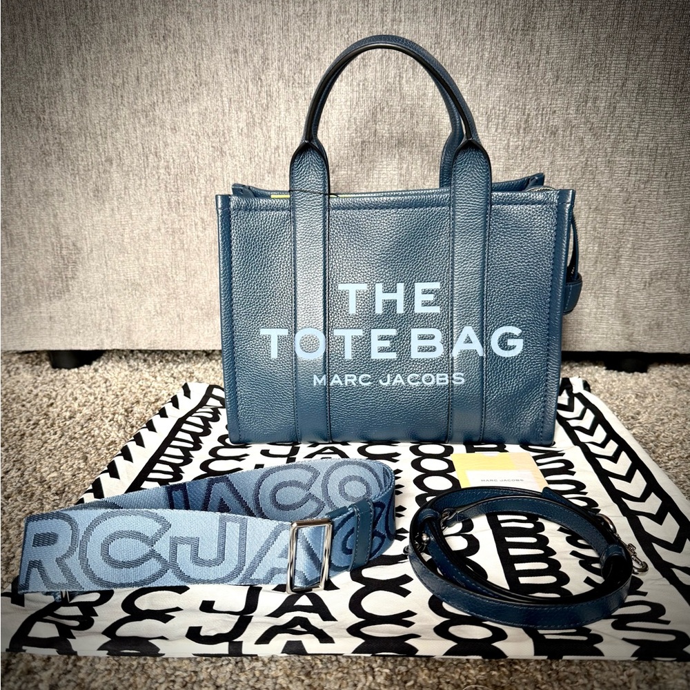 MARC JACOBS The Tote Bag Medium/Blue Sea with extra Logo Webbing Strap